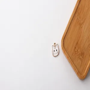 Ciondolo gatto smaltato in lega accessorio gioielli DIY per orecchini e creazione fai da te.