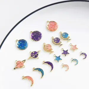 Detailopname van kleurrijke geëmailleerde legering bedels met sterren en manen voor DIY sieraden.
