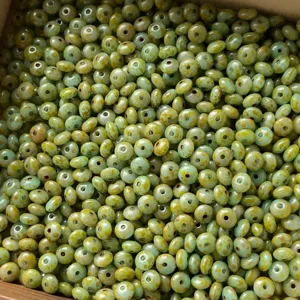 Perline rotonde screziate verdi per dettagli di creazione di gioielli braccialetti fai da te.