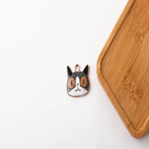 Dettaglio ciondolo testa di gatto, simpatico accessorio gioielli lega fai da te per orecchini