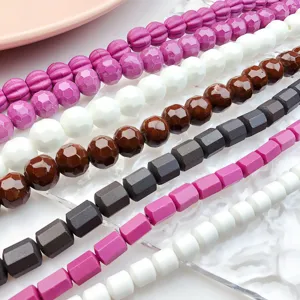Assortimento di perline in ceramica colorate fai da te per gioielli collane bracciali.