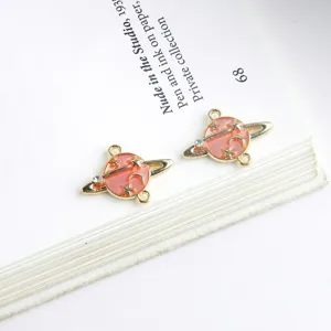 Close-up detail van planeet bedels van legering met sterren voor sieraden maken.