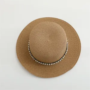 Gedetailleerd overzicht van de elegante zomerse strohoed met parels, klassieke platte rand.