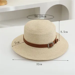 Eleganter flacher Strohhut mit breiter Krempe und braunem Gürtel für Sommerurlaub.