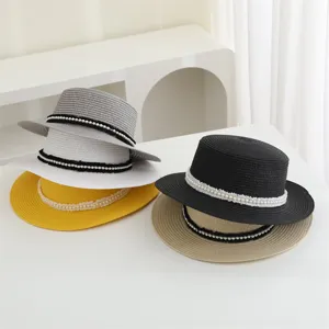 Sombrero de paja para mujer con cinta de perlas, ideal para vacaciones de verano en la playa.