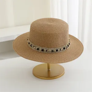 Sombrero de paja plano para mujer con elegante banda decorativa de diamantes de imitación.