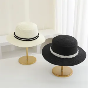 Vista detallada de sombreros de paja con cinta de perlas, diseño plano elegante, protección solar chic