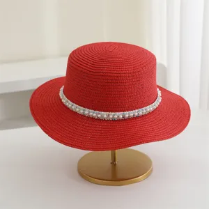 Roter Sommer-Strohhut mit flacher Krone, breiter Krempe und elegantem Perlen-Webband-Bes.
