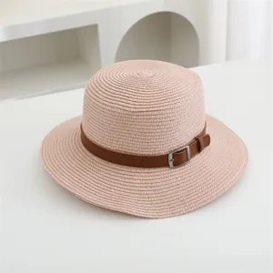 Detailansicht Damen Flachkopf Strohhut mit braunem Gürtel und Schnalle Sommersonne.
