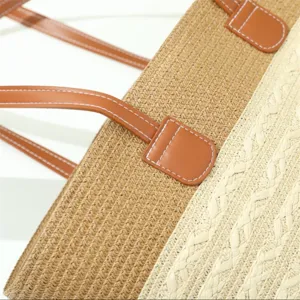 Vista dettagliata della borsa di paglia estiva trama intrecciata e cuciture manico in PU.