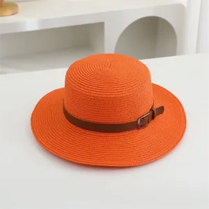 Oranger Strohhut mit flacher Krone breiter Krempe Brauner Gürtel Sommer Strand Sonnenhut
