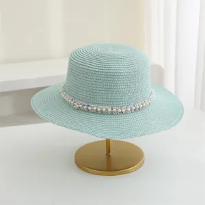 Sommer Strohhut Detailansicht, mintgrüner Flachtop Sonnenhut mit Perlenband für Strandurlaub.