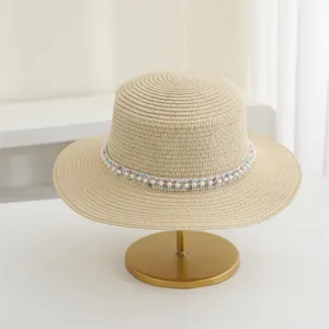 Detailansicht des eleganten Sommer-Strohhutes mit schickem Perlen-Webband und breiter Krempe.