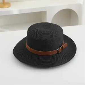 Schwarzer Strohhut mit flacher Oberseite und braunem Gürteldetail für den Sommer.