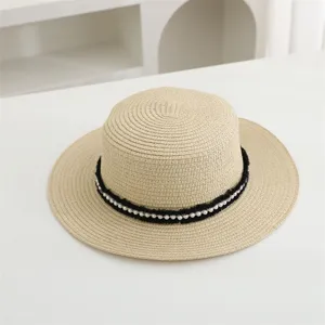 Vista detallada sombrero de paja mujer con cinta perlas negro para vacaciones playa.