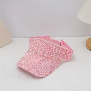 Primer plano de visera parasol de diamantes de imitación rosa, detalles brillantes.