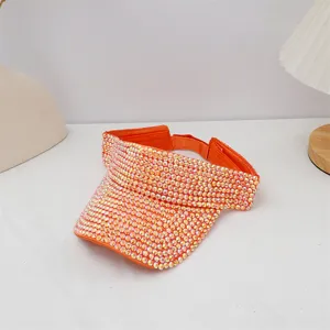 Visera de sol naranja muy brillante con pedrería fina, accesorio de verano elegante.