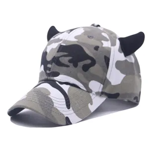 Primo piano dettagliato del elegante cappellino da baseball mimetico con uniche corna.