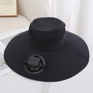 Vue détaillée du chapeau de soleil noir avec ventilateur solaire, large bord et maille.