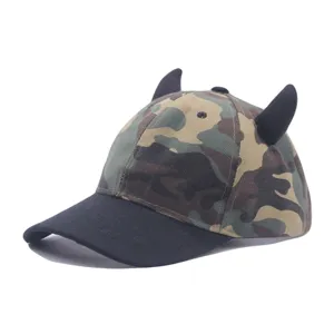 Berretto da baseball mimetico con corna nere, elegante cappello parasole per uomo e donna.