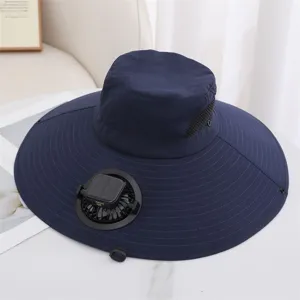 Vue détaillée du chapeau solaire, montrant le mini ventilateur intégré et le bord large.
