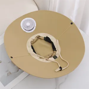 Vue détaillée du chapeau de soleil kaki d'été avec ventilateur solaire intégré et cordon.