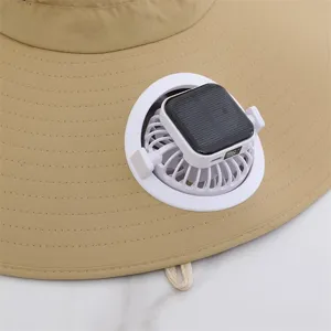 Vue rapprochée d'un chapeau de soleil d'été avec un mini ventilateur solaire intégré.