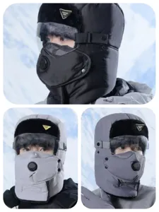 Viste ravvicinate dei dettagli del cappello da trapper termico invernale con occhiali e maschera.