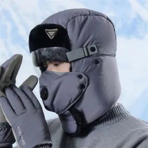Primo piano del colbacco invernale caldo con maschera antivento e fodera in pile termico.