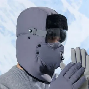 Dettaglio del berretto invernale da equitazione con visiera antivento, maschera e guanti in pile.