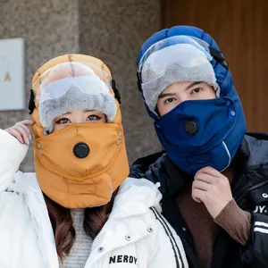 Chapeau de bombardier coupe-vent hivernal avec lunettes de protection et masque facial.