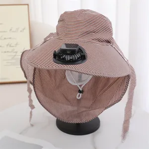 Chapeau de soleil pour femmes avec mini ventilateur solaire, casquette rayée marron.