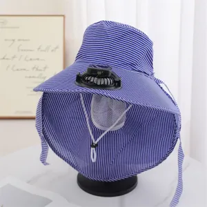 Détail du chapeau de soleil à rayures bleues avec ventilateur solaire et protège-nuque.
