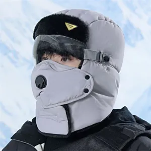 Dettaglio del cappello invernale caldobomber, occhiali antivento e maschera facciale, grigio