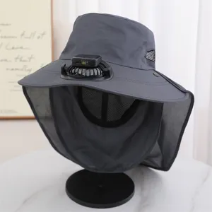 Gros-plan du chapeau de soleil avec mini ventilateur et protège-nuque pour activités estivales.