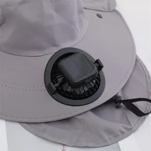 Vue détaillée du chapeau de soleil gris d'été avec ventilateur solaire et protège-nuque.