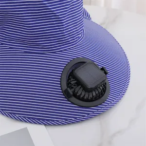 Vue détaillée d'un chapeau de soleil à rayures bleu et blanc avec ventilateur solaire.