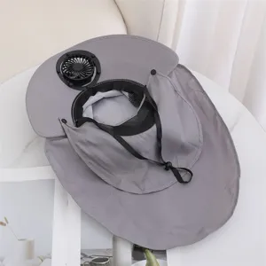 Vue détaillée du chapeau de soleil gris avec ventilateur intégré et protège-nuque pratique.