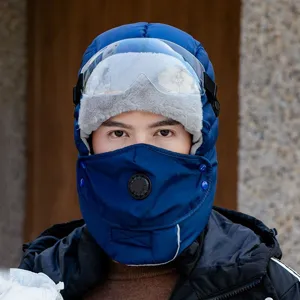 Bonnet aviateur chaud et coupe-vent hivernal avec lunettes de protection et masque facial.