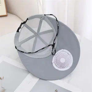 Gros plan sur la casquette de protection grise avec mini ventilateur et doublure en maille.
