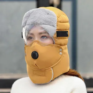 Gros plan sur les détails du bonnet ushanka d'hiver étanche avec visière et masque transparent.