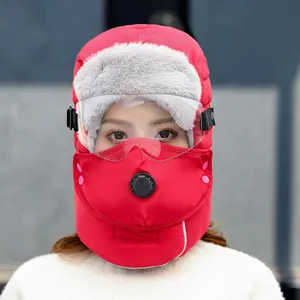 Chaud bonnet aviateur d'hiver coupe-vent avec lunettes et masque facial confortable.