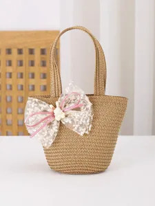 Bolso de mano de paja para niños con lazo de encaje y dije de conejo para el verano.