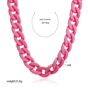 Detailansicht der pinkfarbenen Acryl-Kettenhalskette mit auffälligen Bonbon-Gliedern.
