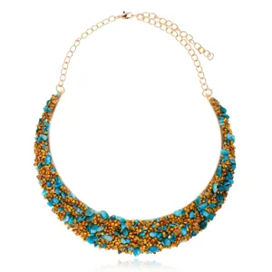 Collar de piedra triturada de moda europea y americana con detalles azules y dorados.