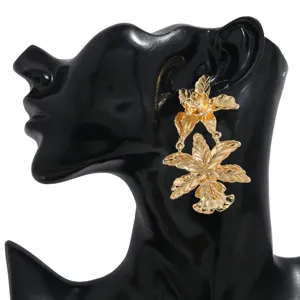 Goldene Legierung Blumen Ohrringe Detail zeigt filigrane Metallblüten und elegantes Design.