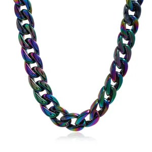 Detailaufnahme bunte grobe Gliederkette, modische Acryl Kette Damen Schmuck Accessoire.