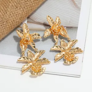 Elegante vergoldete Metallblumen Ohrringe Detailansicht, stilvoller langer Modeschmuck Trend.