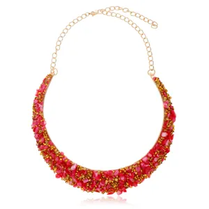 Vista detallada del collar statement estilo boho con piedras trituradas rosa y oro.
