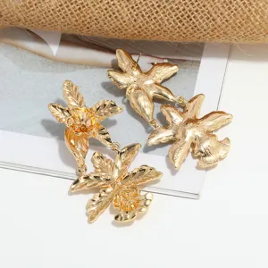 Modische goldene Legierung Blumen Ohrringe, elegante lange Metall Blumen Ohrhänger für Damen.